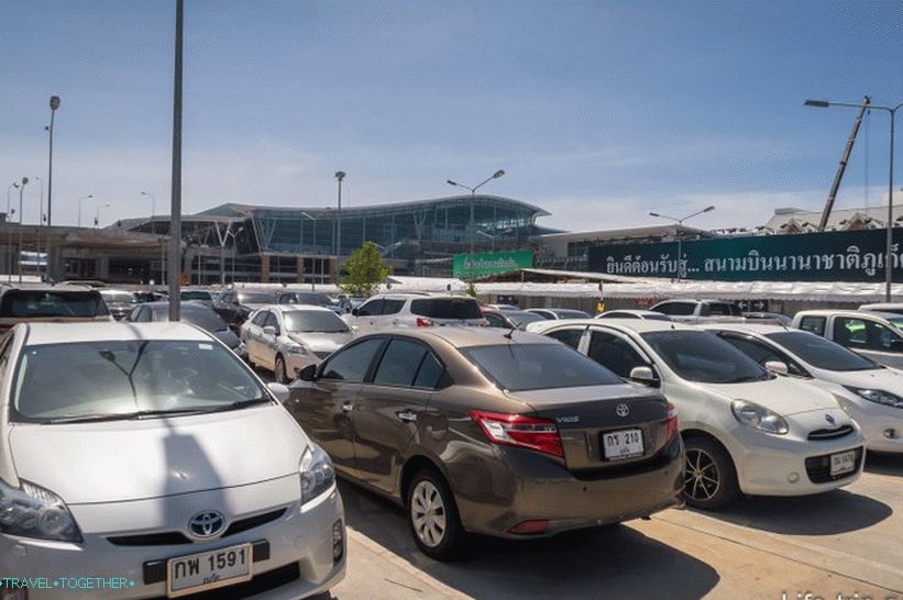 Изглед от паркинга на международния терминал