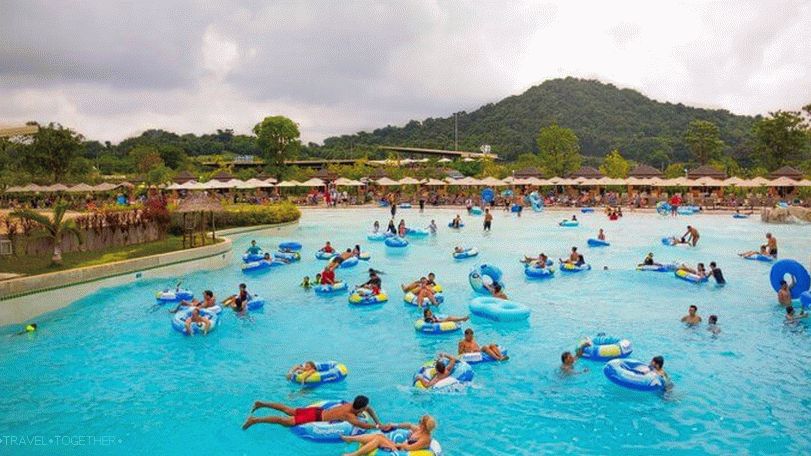 Голям басейн с двойна вълна в водния парк Ramayana Pattaya