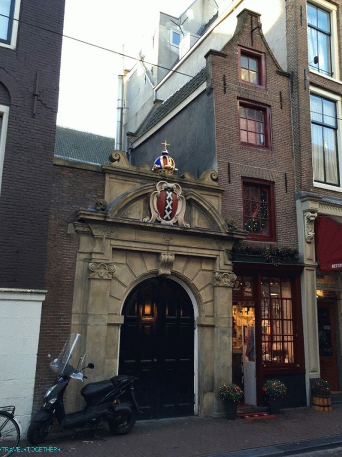 Къщата в Oude Hoogstraat 22 е с ширина на фасадата малко повече от 2 метра.