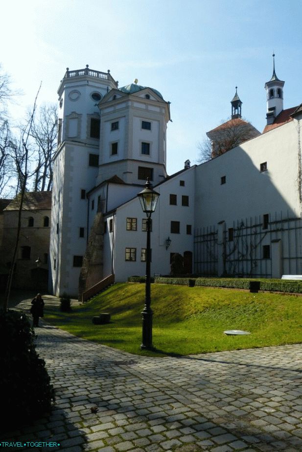 Водна кула и червената врата