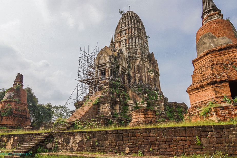 Wat Ratchaburana в гората