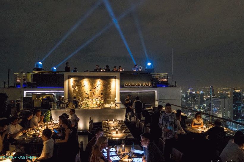 След като минаваме през ресторанта, влизаме във Vertigo Mooon Bar