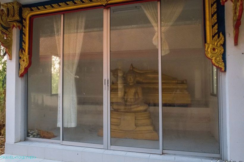 Статуи на Буда в затворени павилиони