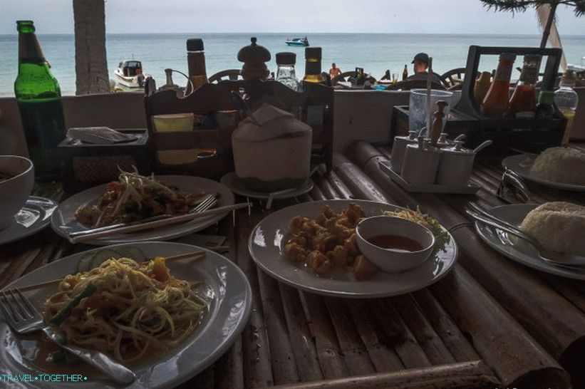 Море, тайландска храна и обяд на плажа