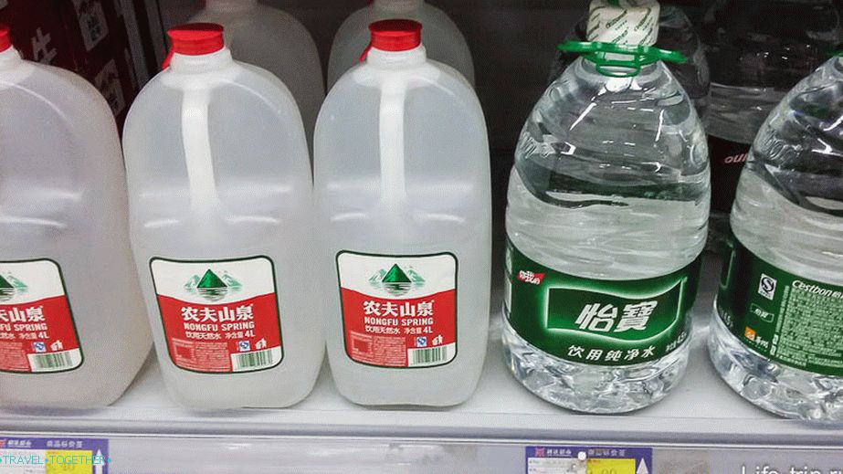 Вода 4.5 литра струва същите като няколко 1.5