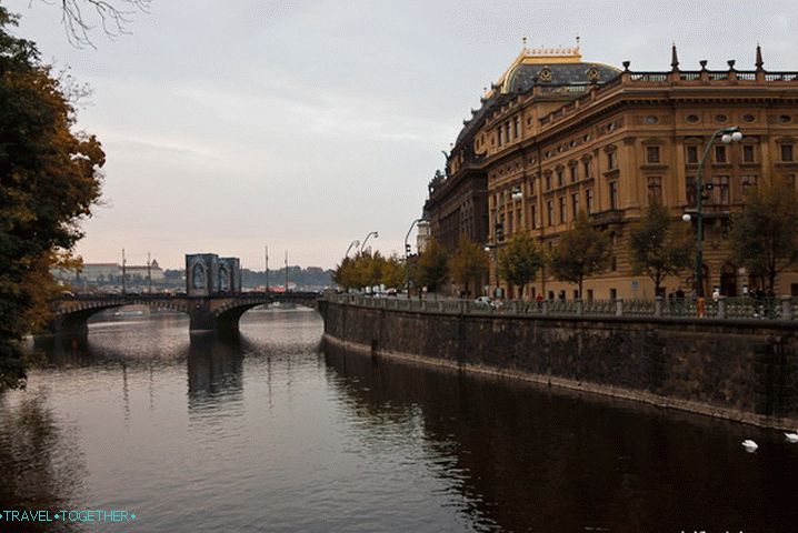 На брега на река Вълтава, центъра на Прага