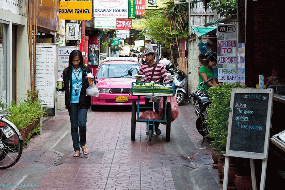 Тесни улички в центъра на Банкок