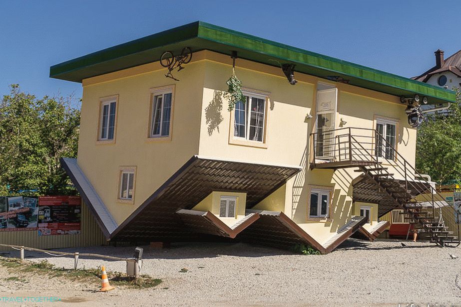 Къщата с главата надолу в Кабардинка