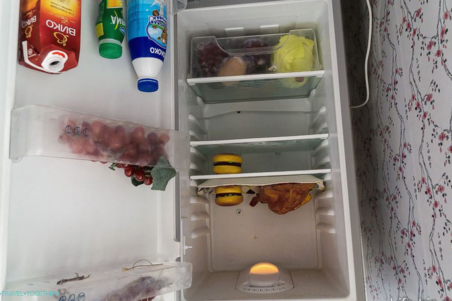 Дори в хладилника, обърната пластмасова храна