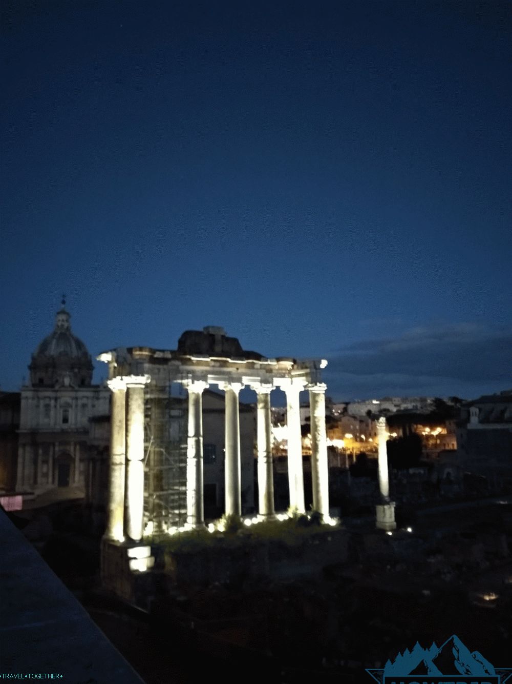 Римски форум през нощта