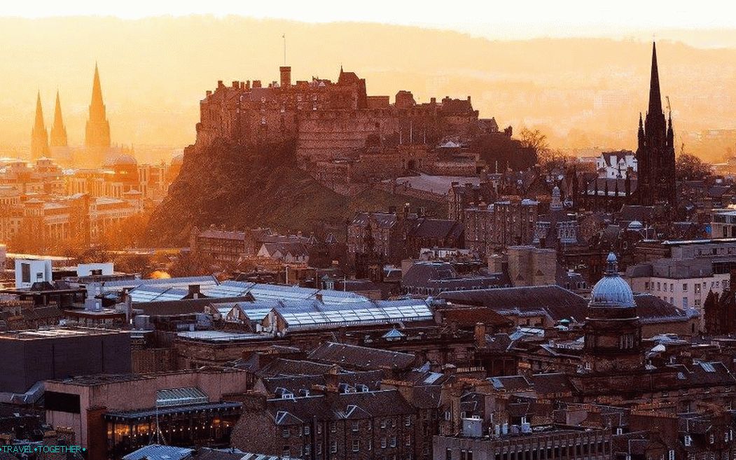 Изглед към Единбургския замък