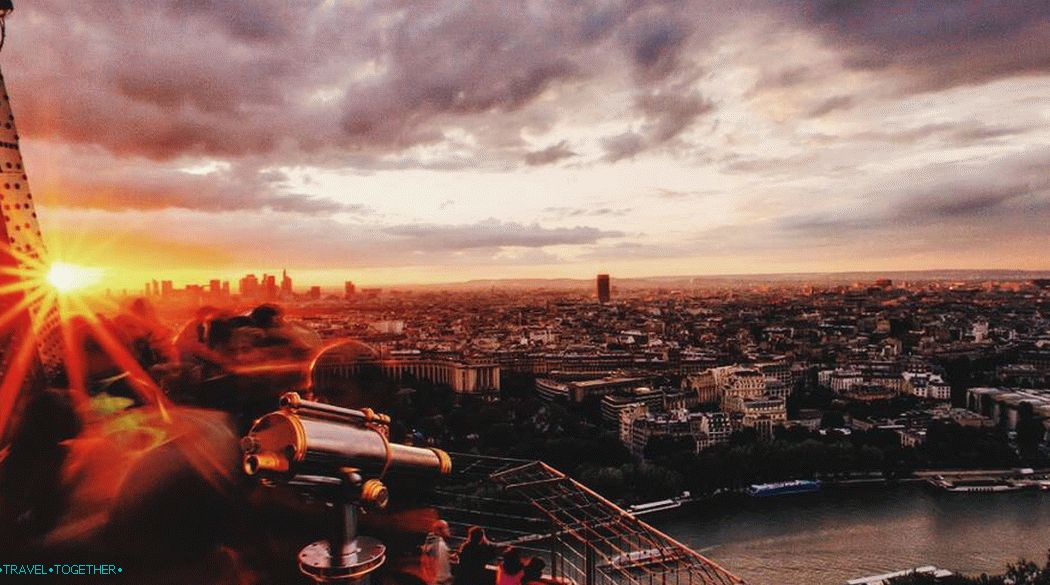 Изглед към Париж от Айфеловата кула