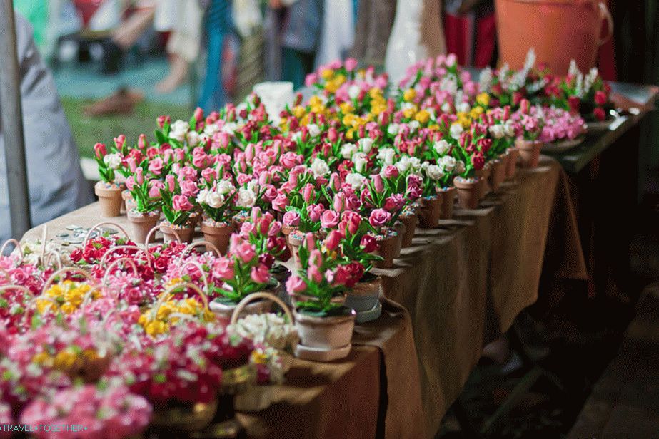Какими цветами торгуют. Цветочный базар в Бангкоке. Фестиваль цветов в Тайланде. Цветочный праздник. Торговля цветами.