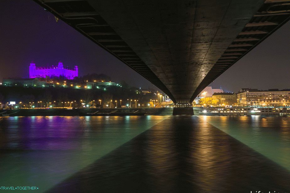Под моста на SNP е не по-малко интересно, включително и през нощта