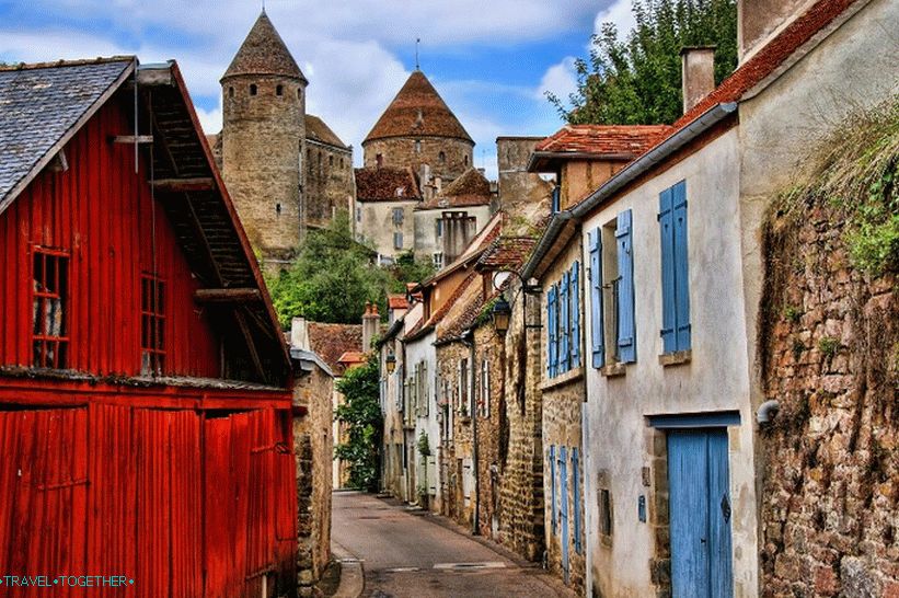 Средновековен град в Бургундия