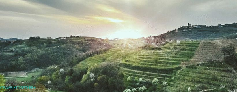 Зората над хълмовете в Брда