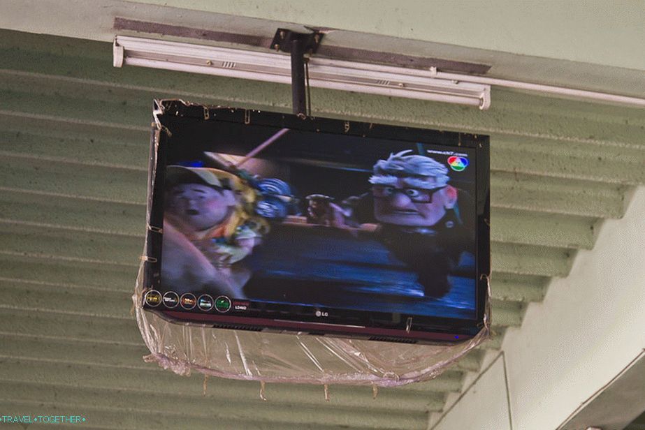 LCD телевизор в малък град в автогарата