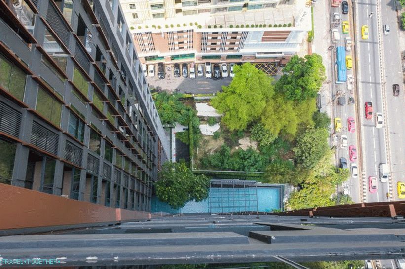 Изглед от 26-тия етаж до басейна