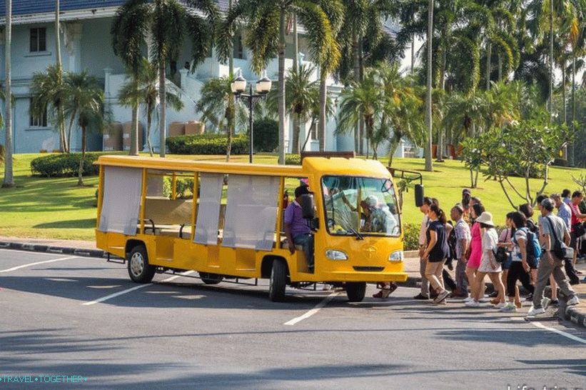 Жълта електрическа кола за туристически групи