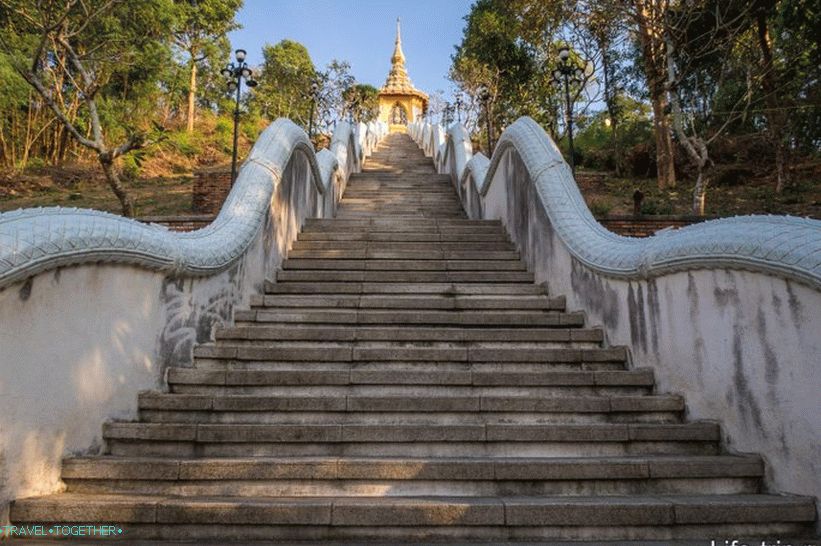 Стълби към храма Phra Mondop