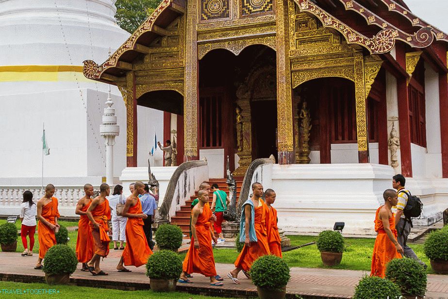 На територията на Wat Phra Singh много монаси