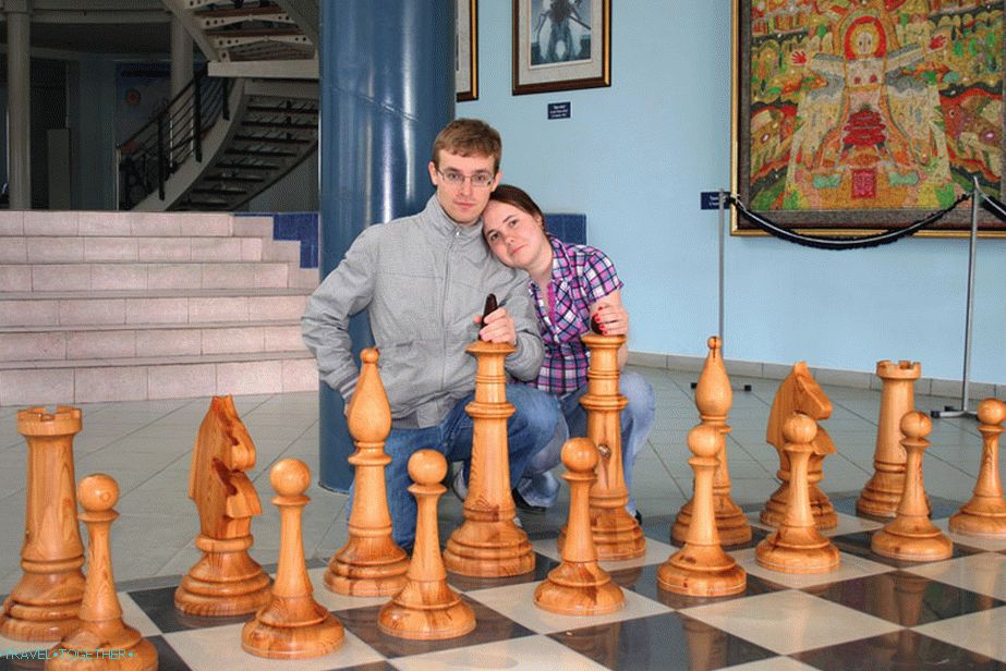 Преди майсторски клас по шахмат в Шахматния дворец, Елиста, Калмикия