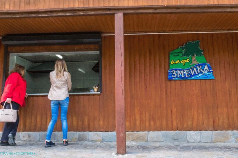 Змийско кафе - единствената институция при Змейковските водопади