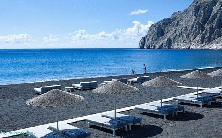 Камари на Санторини: курортен живот на черен плаж