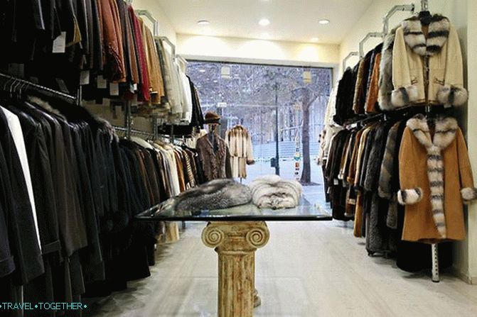 Кастория купува кожени палта в Гърция