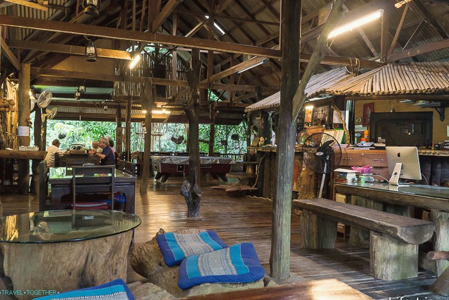 Лоби в Khaosok Treehouse Resort