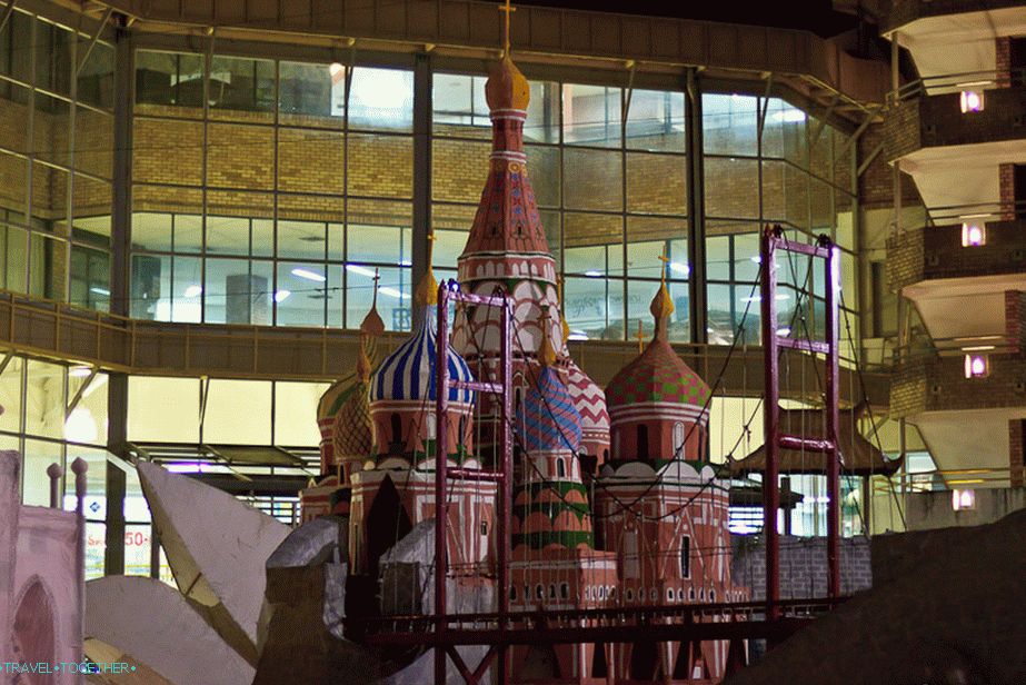 Катедралата Св. Василий преминава в моста Голдън Гейт
