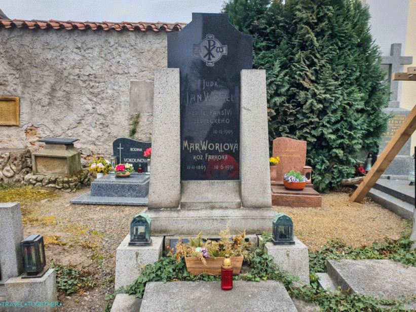 Костница в Чешката република в Кутна гора - пирамиди на черепи