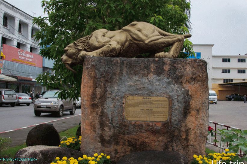 Статуя на саблезъбен тигър