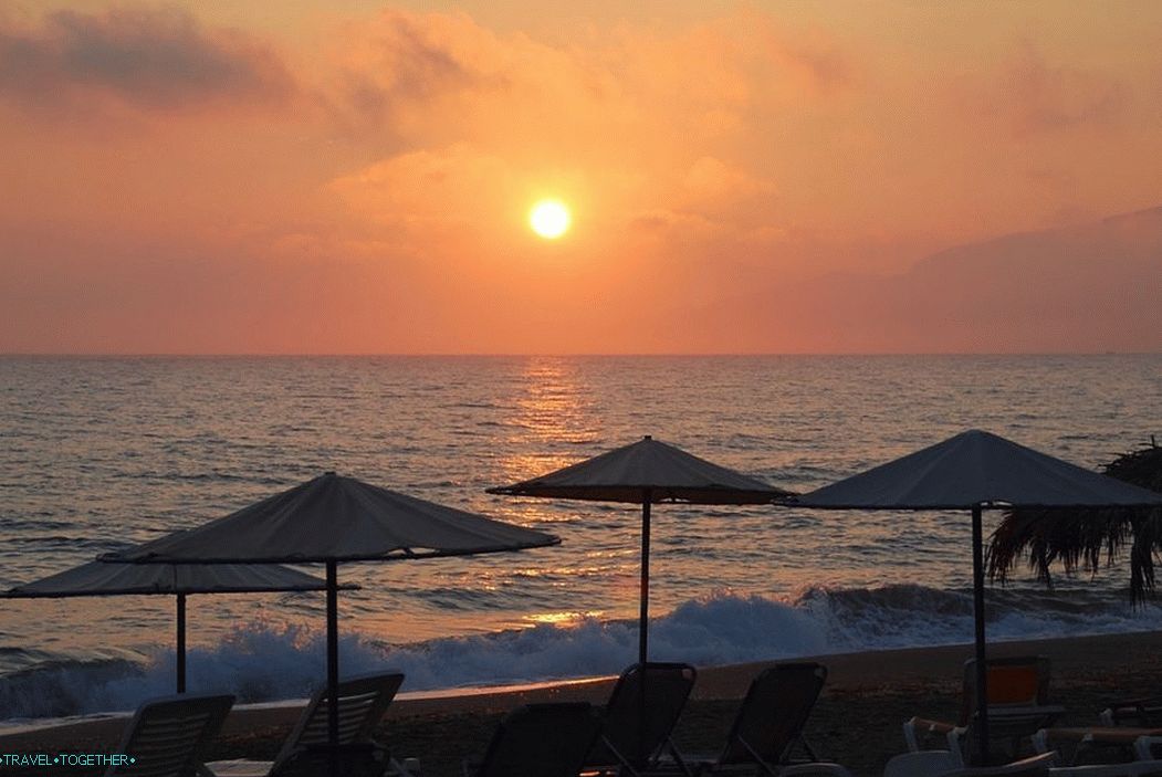 Плажът на Крит при залез слънце