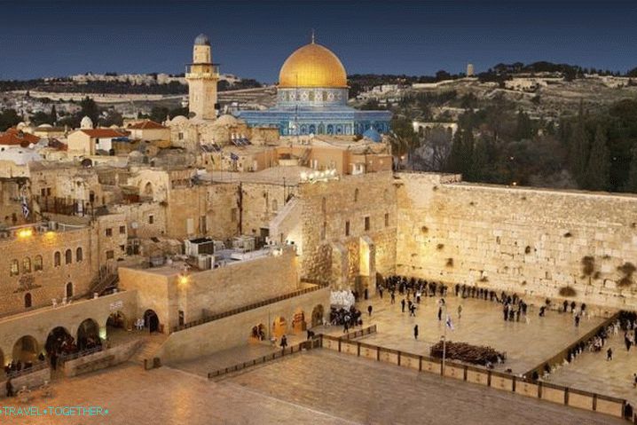 Израел, известната стена на Плача, свещено място за вярващите