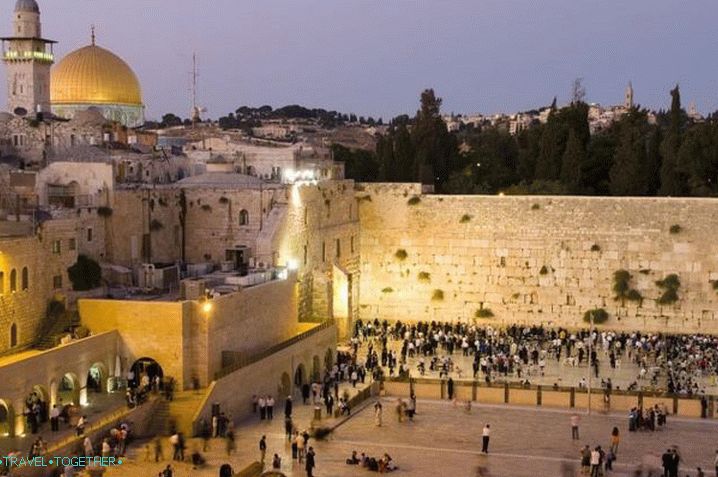 Израел, остави бележка с молба към Стената на плача