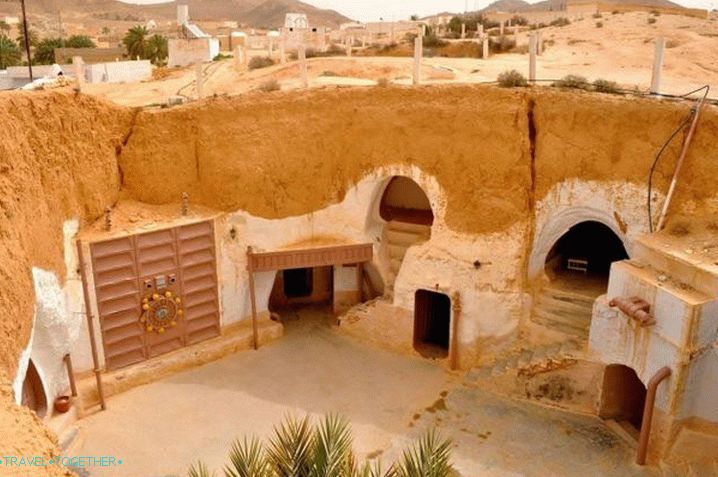 Тунис, град Матмата, където жителите на берберите живеят