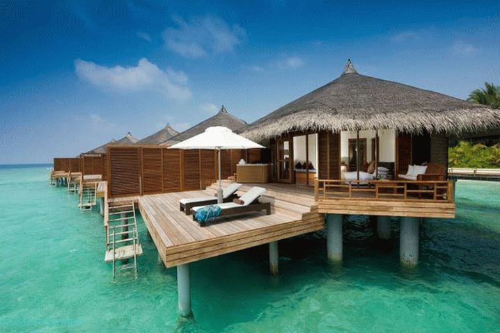 Малдиви; повечето хотели предлагат луксозни бунгала