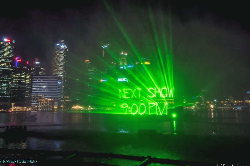 Лазерно шоу в Сингапур близо до залива Марина - фонтани, лазери и светлина