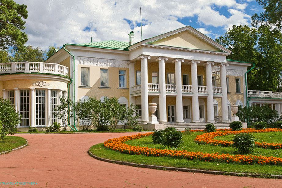 Главната къща на имението Горки