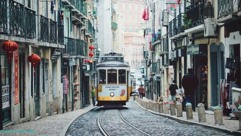 Трамвай по улиците на Лисабон