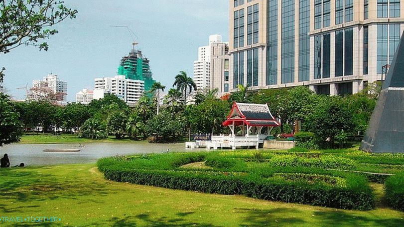 Парк Бенчасири в Банкок