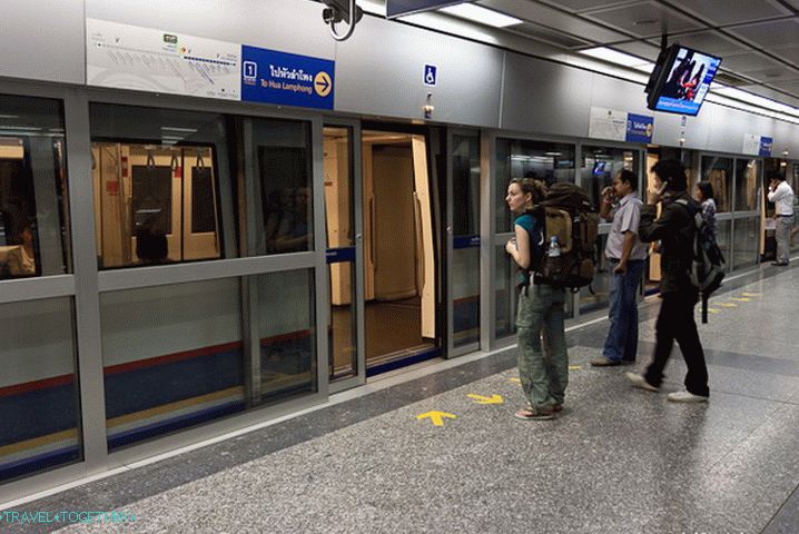 Метро Метро Банкок. Вратите на гарите са дублирани
