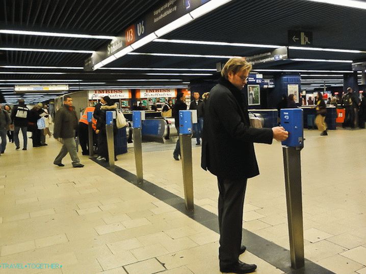 Валидатори на входа на метрото в Мюнхен