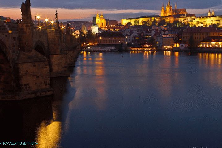 Центърът на Прага, вълшебният Пражки замък вечер