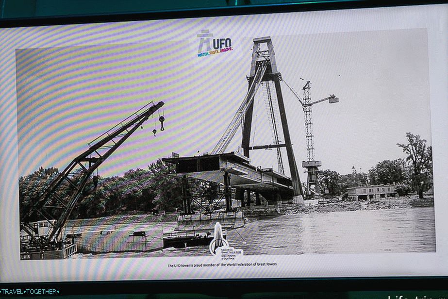 Телевизорът показва кадри, как са построили моста