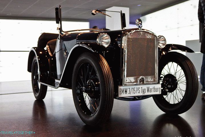 Музей на BMW - коли на входа