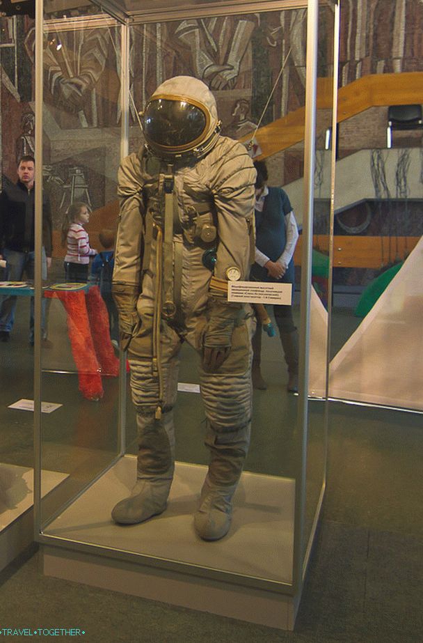 Моден костюм с джобове в Музея на космонавтиката в Калуга