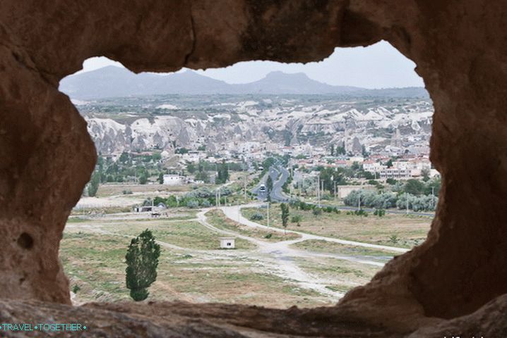 Изглед към село Гьореме от прозореца на каменна къща.