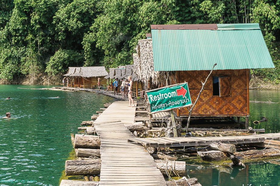 Къщи на вода (rafthouse), тоалетна на сушата